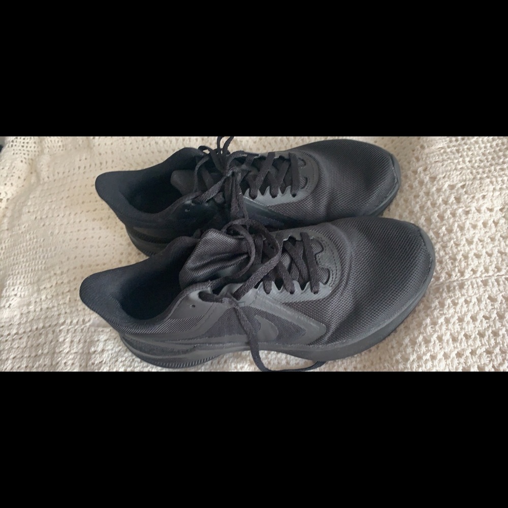 Woman’s Black Nike’s size 8.5 like new!